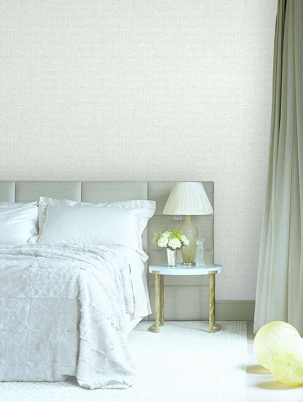 Đừng nản lòng nếu phòng ngủ của bạn là một phòng nhỏ hẹp. Những bức giấy dán tường nhỏ và tinh tế sẽ tăng thêm không gian cho phòng ngủ của bạn. Với những màu sắc phù hợp, bạn sẽ tạo nên một không gian ngủ thật thoải mái và ấm cúng.